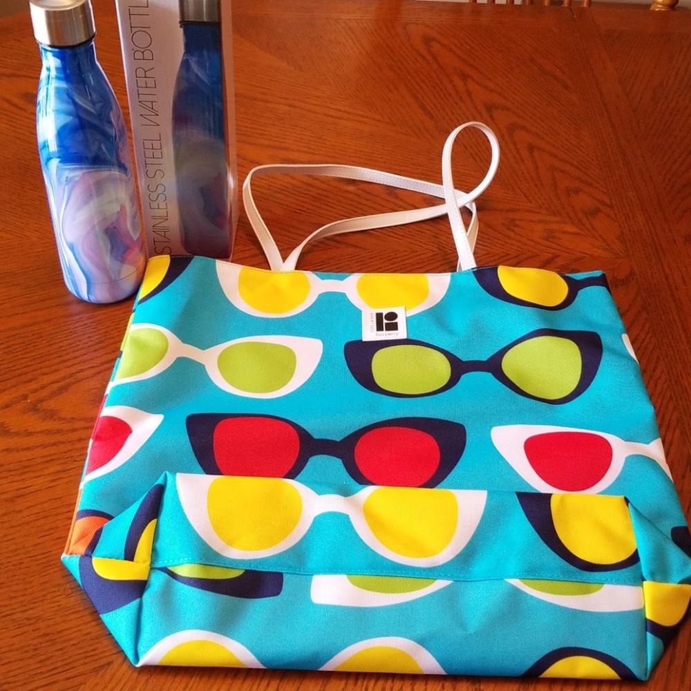 Estee Lauder Lisa Perry sunglasses beach tote